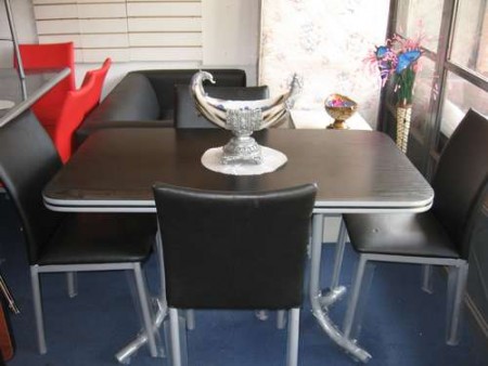 Juego de mesa de melamina + 4 sillas $ 1300